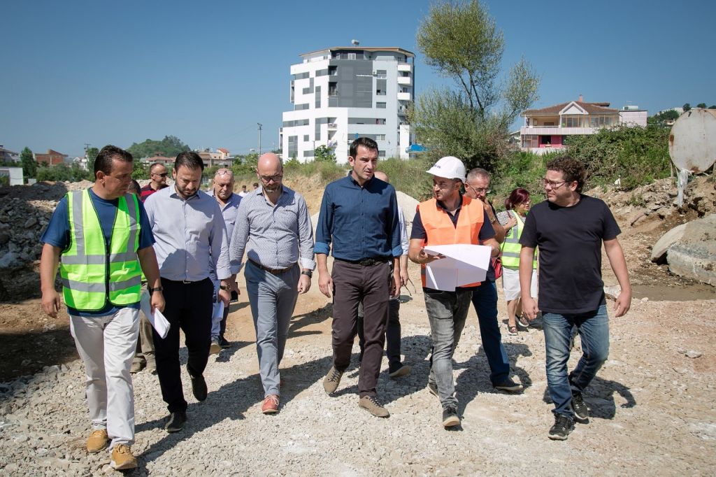 FOTOT/ Veliaj inspekton bulevardin e ri në Kashar