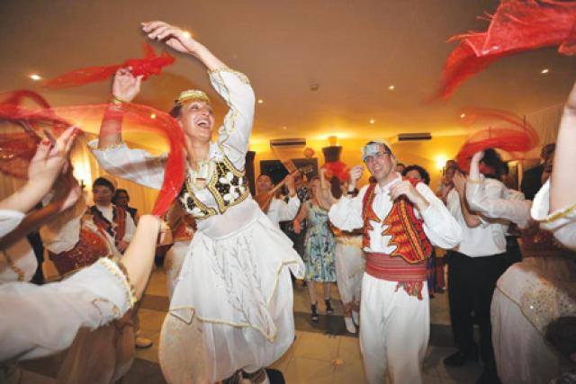 FOTO / Ish-ministrja marton motrën, Meta dhe Kryemadhi shfaqen në dasëm