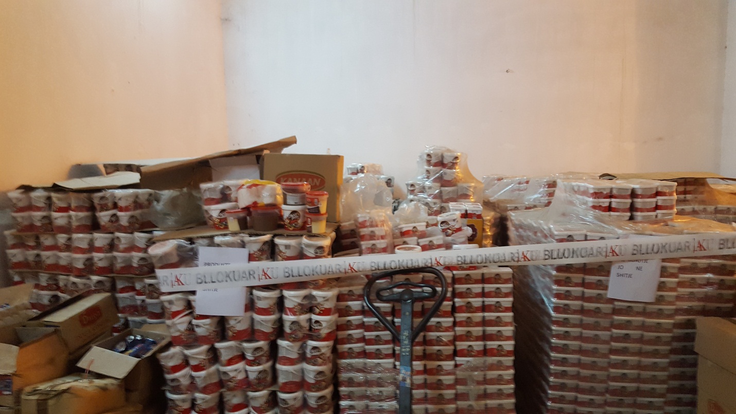 Çokokrem, biskota, makarona… Kapen 33 ton ushqime të skaduara në Tiranë