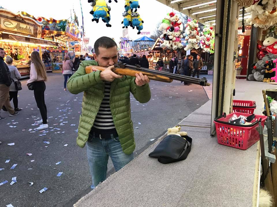 FOTOT/ Pasioni për armët, shpejtësinë “e çmendur” dhe tufat me euro, jeta e viktimës së Mamurrasit jashtë