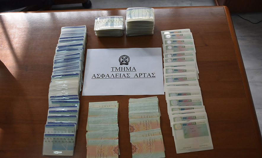 Qindra dokumente identifikimi false gjermane e franceze, prangosen dy shqiptarë