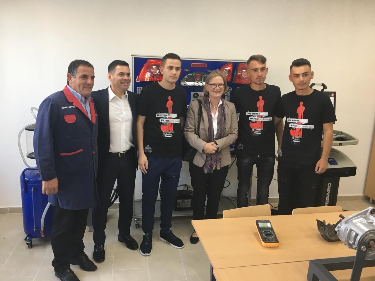 Ahmetaj në shkollën profesionale të Kamzës: Për ju ka një të ardhme të sigurtë në tregun e punës”!