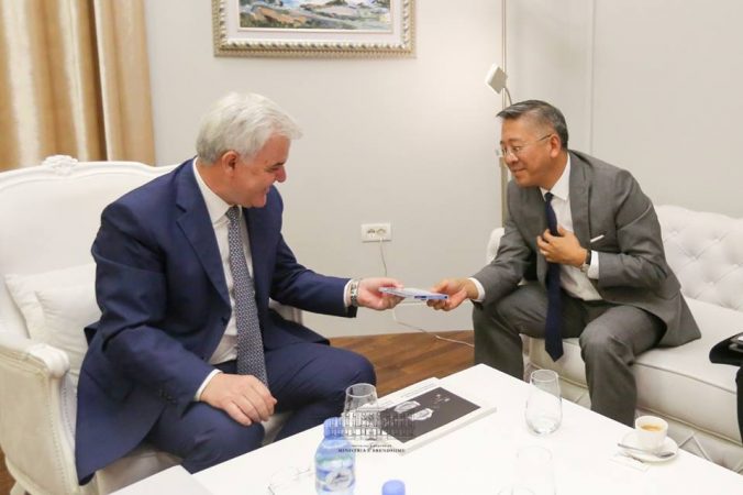 Takimi i fundit Xhafaj-Lu, dhuratat që shkëmbyen ministri dhe ambasadori