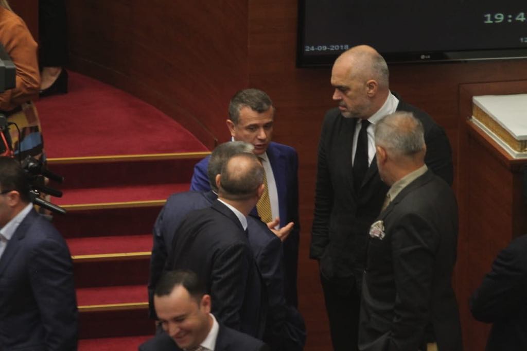 FOTOT/ Rama-Doshi-Xhafaj-Balla, çfarë nuk u pa sot në Kuvend