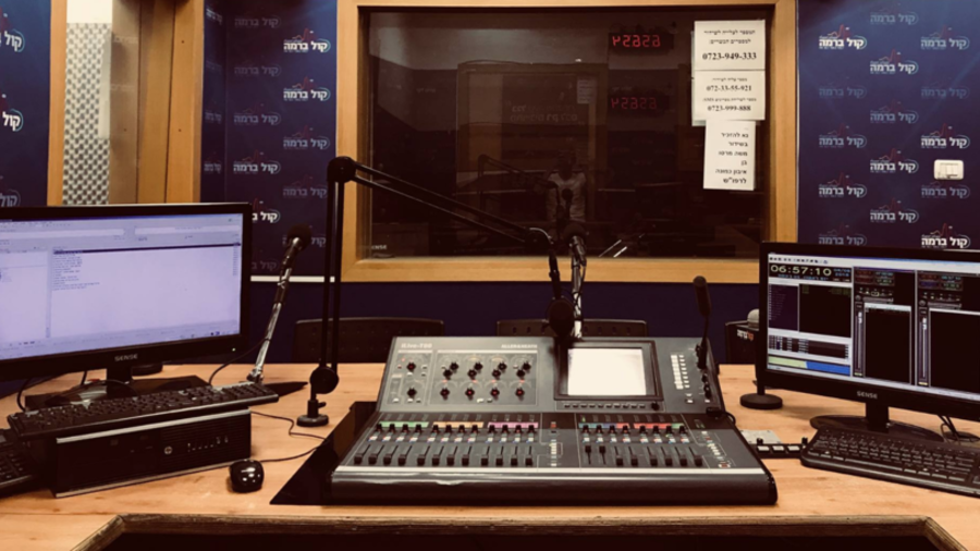 Asnjë zë femre në transmetim, radioja gjobitet me 280 mijë dollarë