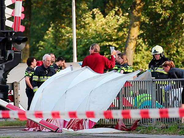 Tragjike në Holandë/ Treni përplas biçikletën elektrike, vdesin 4 fëmijë