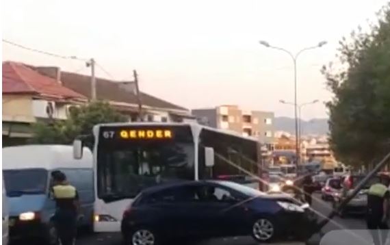 VIDEO/ Autobusi përplas veturën ku udhëtonte gruaja shtatzënë në Kodër-Kamëz