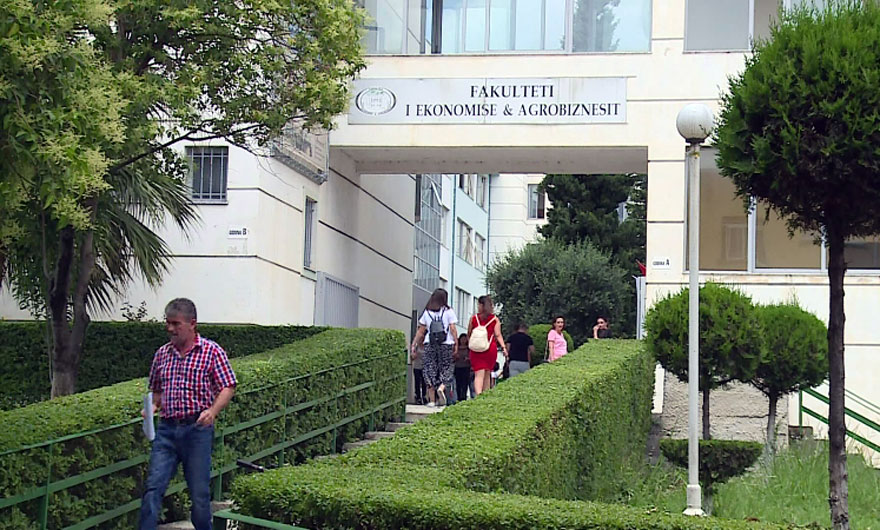 Raporti/ Në Shqipëri vetëm 1 % e të varfërve arsimohen