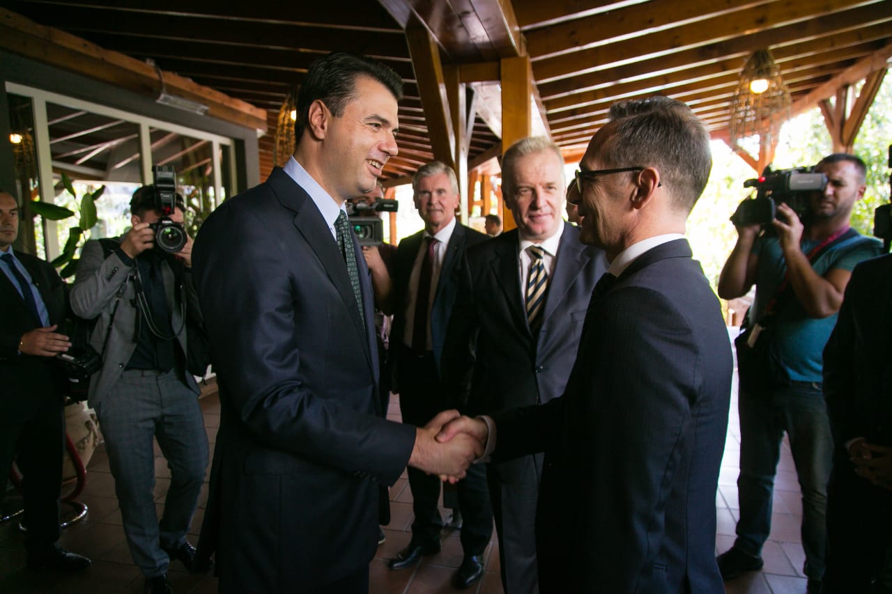 Basha pret kryediplomatin gjerman: Pengesë për negociatat, lidhjet e politikës me krimin