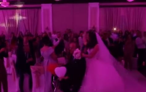 VIDEO/ Çifti i aktivistëve që nuk u ndanë nga biçikleta as ditën e dasmës