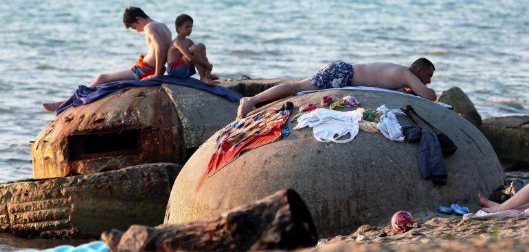 “Në vendin e bunkerëve”, media e njohur gjermane reportazh për Shqipërinë