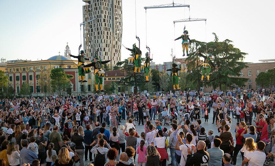 FOTOT/ Muzikë dhe akrobaci në ajër në sheshin “Skënderbej”