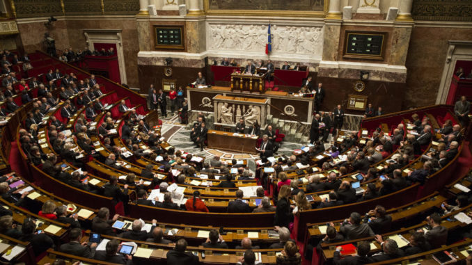 NEPOTIZMI/ Francë: 3 vite burg për politikanët që punësojnë familjarë!