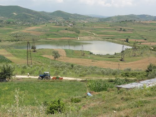 Kuçovë/ Pa ujë, pa rrugë dhe pa kanale, fshati i harruar nga të gjitha qeveritë