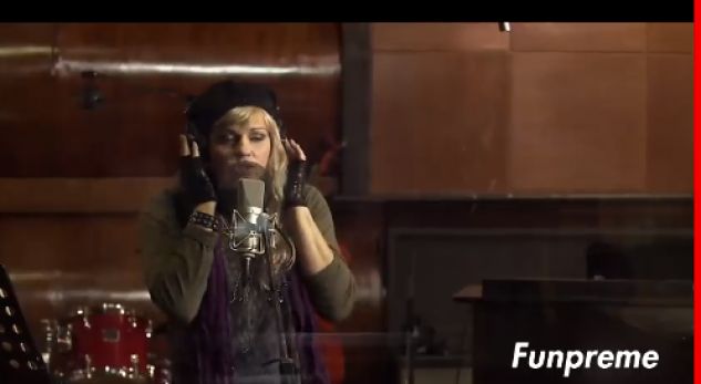 VIDEO/ Ankoheni me të drejt nga cilësia e këngëve?! Ja si prodhohen ato sot