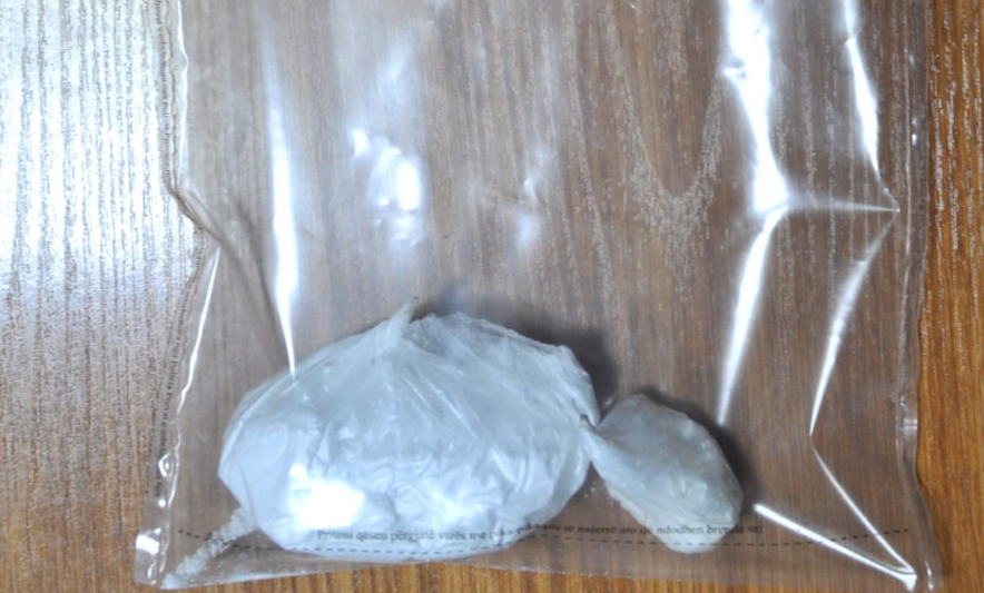 EMRI/ Maliq, arrestohet 35-vjeçari, u kap me 52.6 gr kokainë