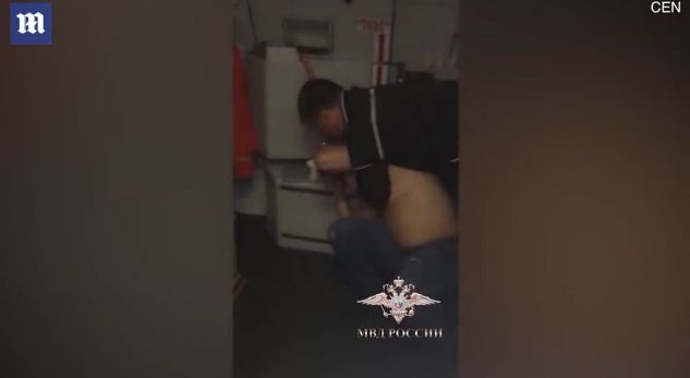 VIDEO/ Kërcënoi se do ta rrëzonte aeroplanin, pasagjerët e shtrijnë për tokë agresorin