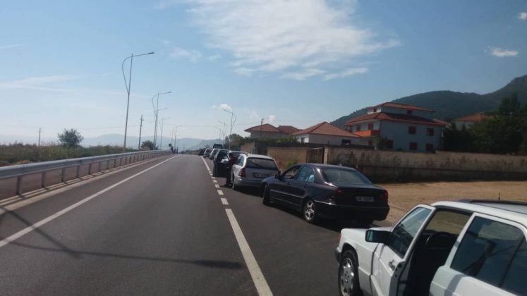 Gara e çiklizmit bllokon aksin Lin-Pogradec, dhjetëra pushues e shoferë në trafik