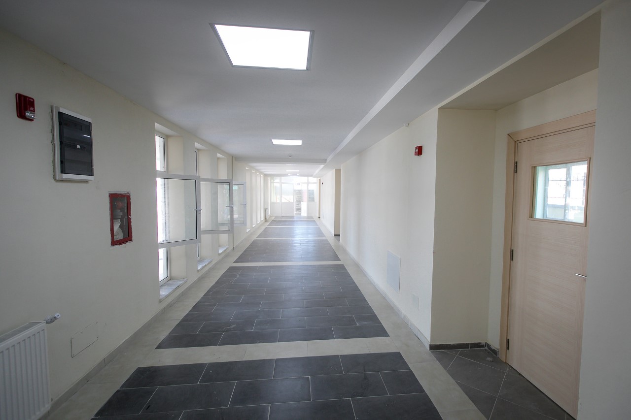 Drejtori i shkollës rreh nxënësin dhe prindin e tij