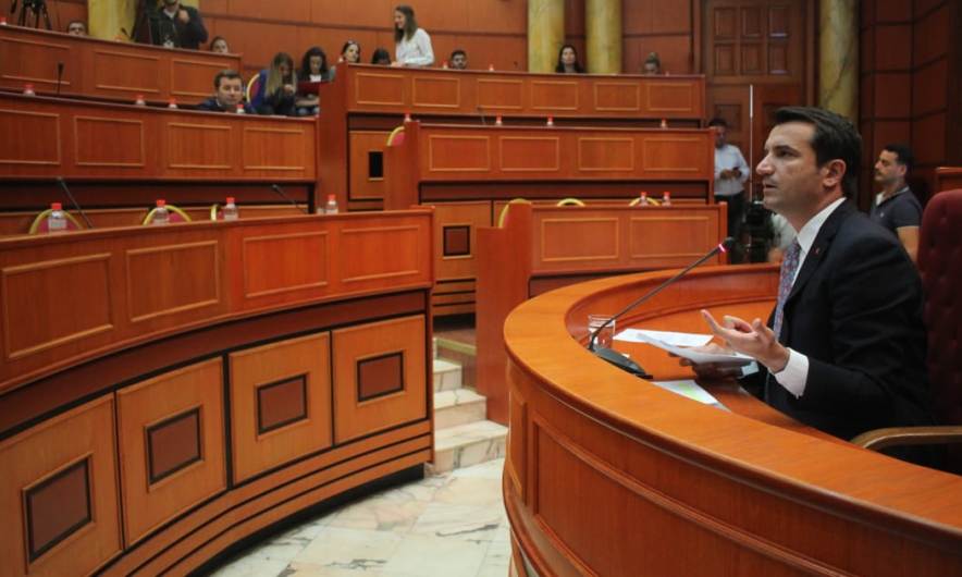 Teatri, Veliaj: Po të bëhet vetting, PD ngel pa protestues dhe pa votues