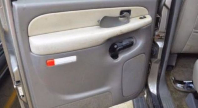 VIDEO / Bleu një makinë të përdorur, por ajo që gjeti brenda e bëri milioner