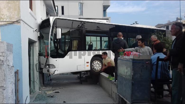Autobusi i Kamzës për pak sa nuk përfundon brenda në banesë, shpëtojnë babë e bir