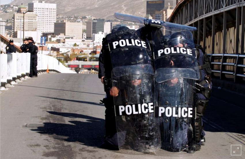 ‘Luftë’ emigrantëve, Trump vendos 5200 ushtarë në kufirin me Meksikën