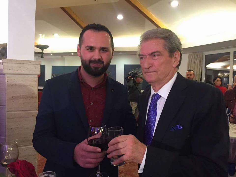 Balla poston fotot e dyshimta: Sali, je si Ver Llapa! Thuaji “tët biri”….