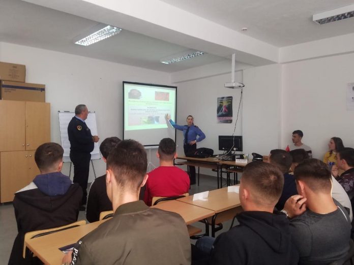 Policia e Tiranës takime sensibilizuese kundër drogës në shkollat 9 vjeçare