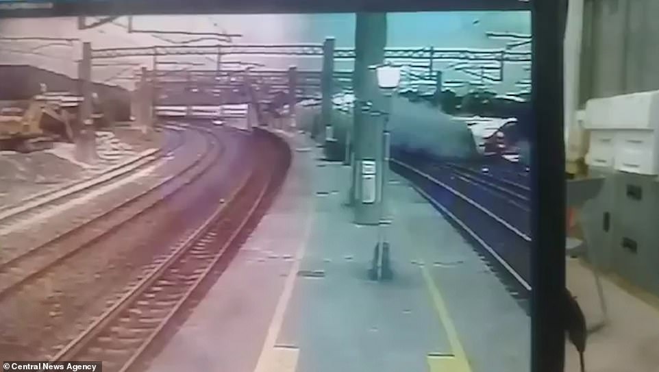 12 sekonda VIDEO / Treni del nga shinat, 18 viktima dhe qindra të plagosur