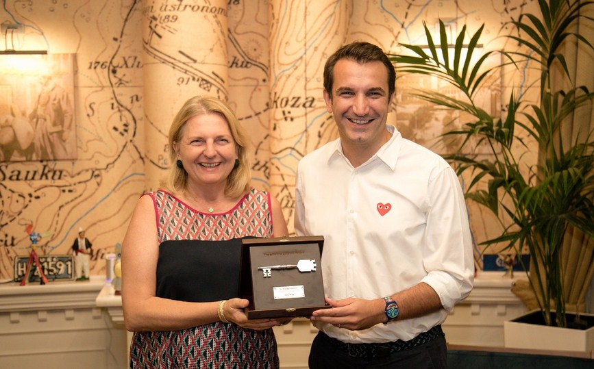 Veliaj i dhuron “Çelësin e Qytetit” ministres austriake: Fillimi i një miqësie të gjatë