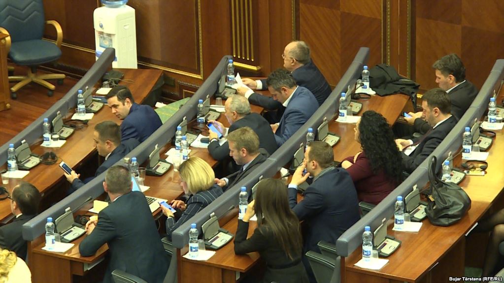 Opozita kosovare kërkon vota nga partitë në pushtet për ta rrëzuar qeverinë