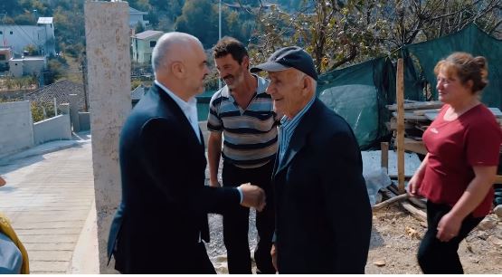 VIDEO/ Rama në një tjetër familje të varfër, ju premton shtëpi dhe punësim