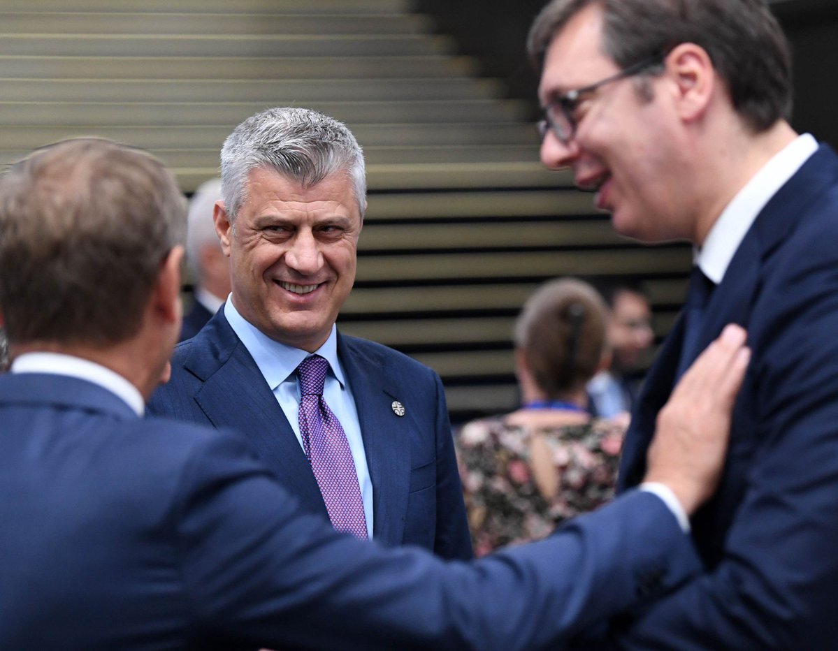 Dialogu ‘zhvendoset’ në Paris, Macron ndërmjetësues mes Thaçit dhe Vuçiç?