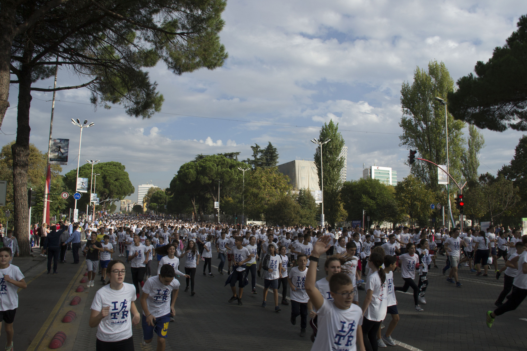 Nxënësit e shkollave 9-vjeçare vrapojnë në garën “Fun Run”, para Maratonës së Tiranës