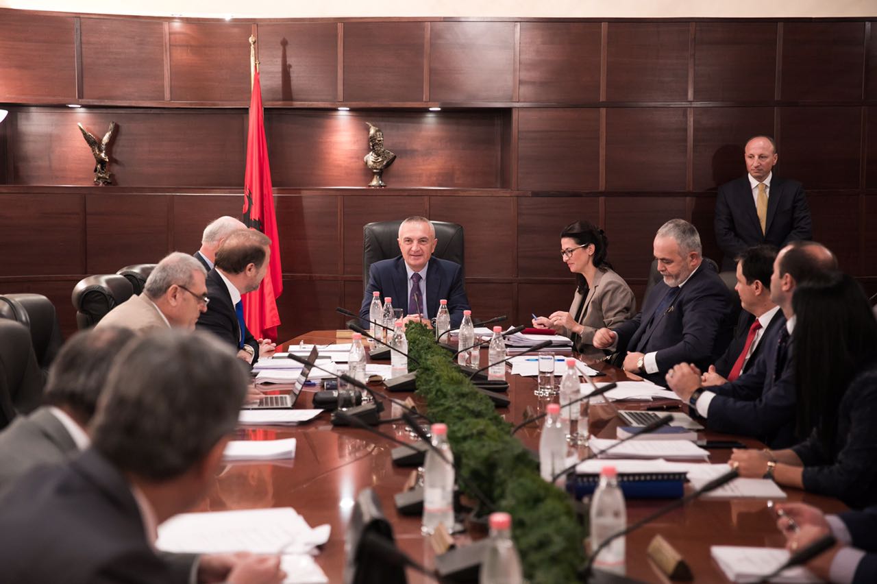 “Herë tjetër me djalë”, si e aprovoi Meta lejen prindërore për Gjin Gjonin