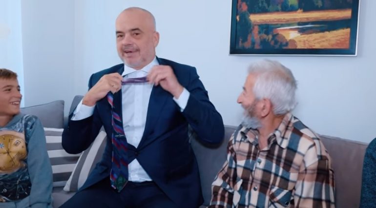 VIDEO/ Shtëpi për familjen në skamje, Rama mban premtimin për kravatën
