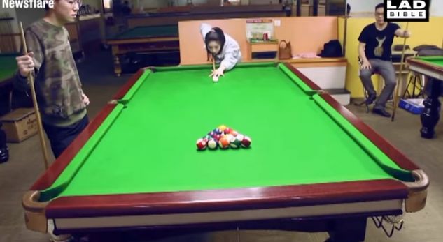VIDEO/ Femra sfidon 2 meshkuj, fiton lojën në bilardo me vetëm një gjuajtje