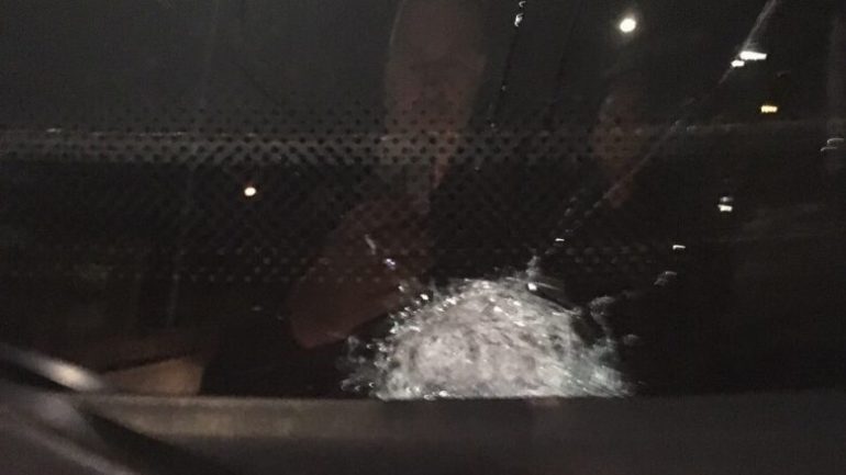 FOTO/ Sulmohet me gurë autobusi me kosovarë në Serbi