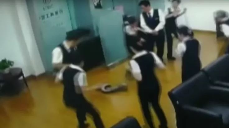 VIDEO / Tmerr në bankë, pitoni bie nga tavani dhe prish mbledhjen