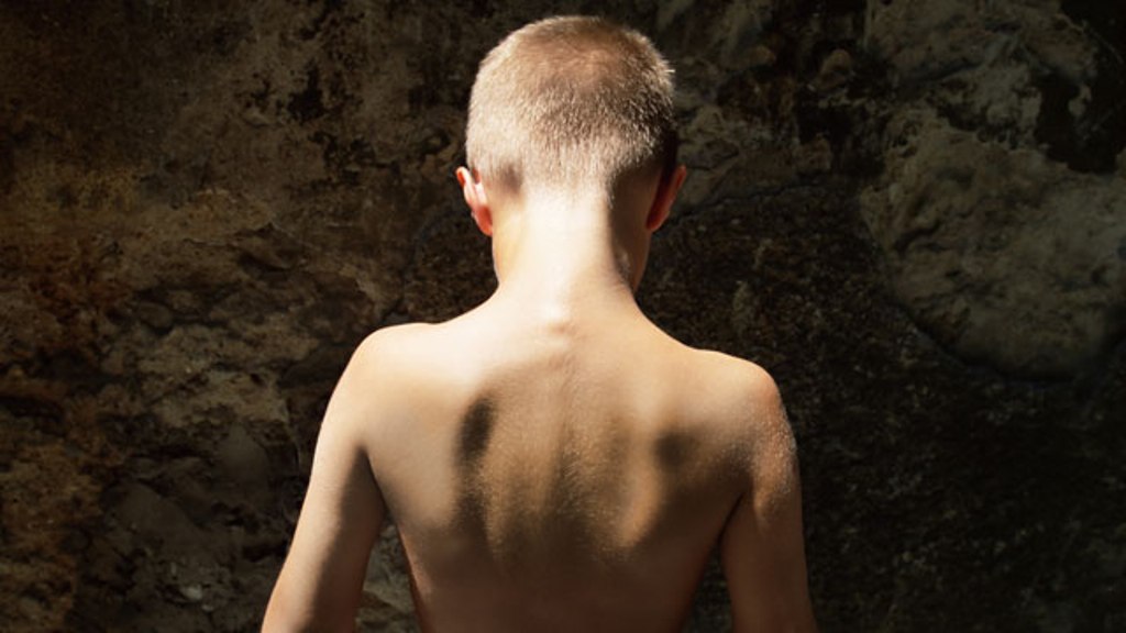 Refuzoi të bëjë dashuri, gruaja i djeg organin gjenital 13-vjeçarit