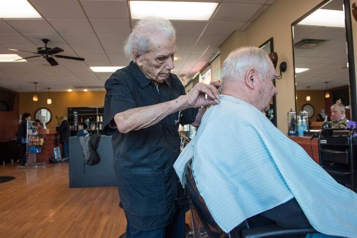 Është 107 vjeç dhe ende punon… berber!