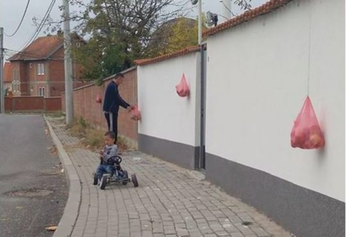 FOTO/ Kosovarët si norvegjezët, vendosin mollë për kalimtarët jashtë banesës