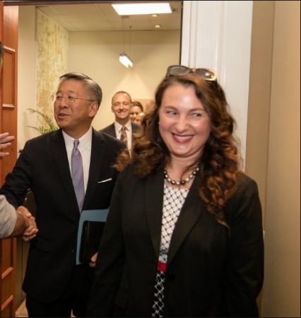 Zv.ambasadorja e SHBA: Të vijojë hetimi ndaj Tahirit, politika të bashkëpunojë