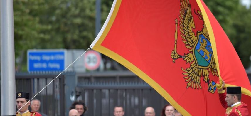 Gjobë për ata që nuk ngrihen në këmbë kur këndohet himni