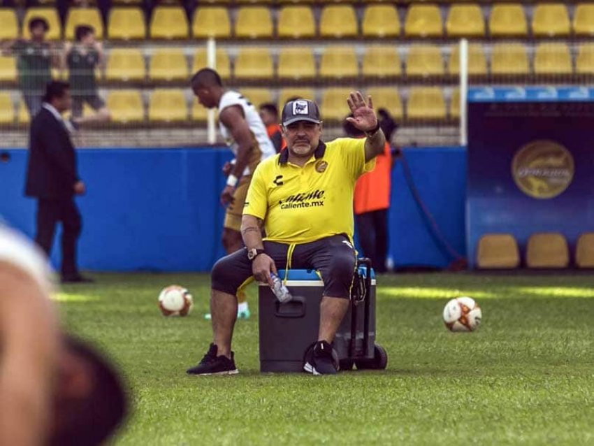 Pamje shqetësuese/ Maradona ka nevojë për proteza