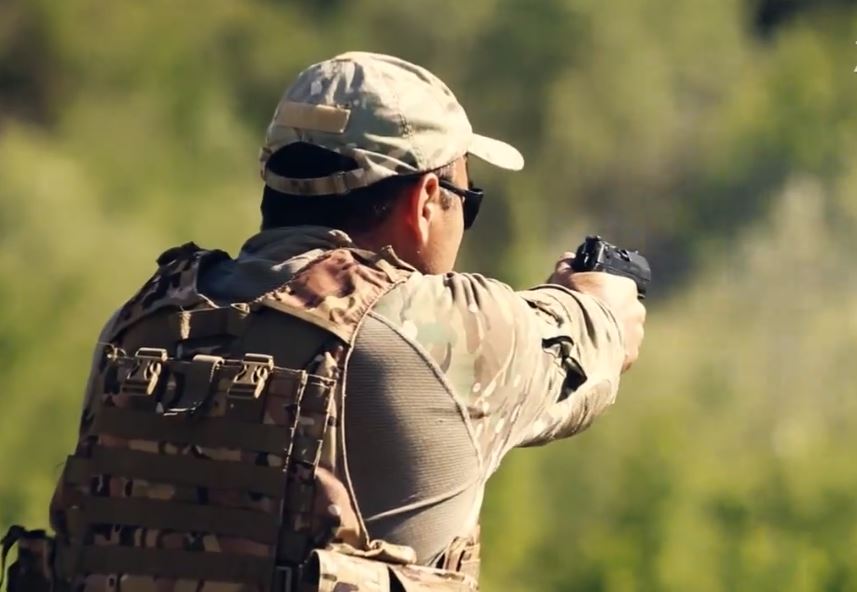 VIDEO/ Vrasja në Bllok, kur truproja i Elvana Gjatës tregonte aftësitë në qitje