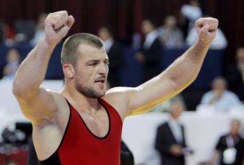 FOTO/ ‘Vala’ e arrestimeve, kush është sportisti shqiptar që u prangos nga policia