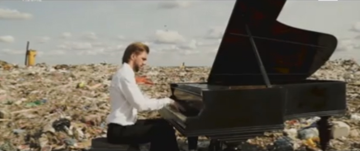 VIDEO/ “Të shpëtojmë planetin”, pianisti i njohur koncert në mes të plehrave