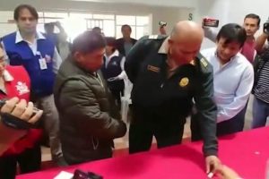 Peru/Një kryetar komune zgjidhet me… short “kokë a pil”